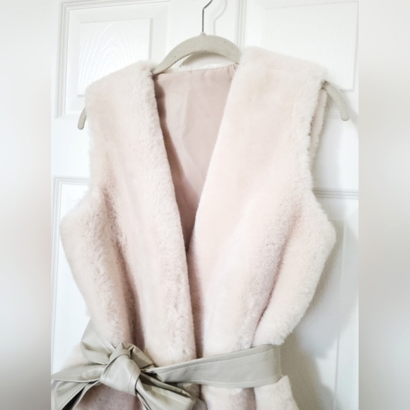 Chicwish asymetric faux fur vest wrap with faux leather belt cream M sleeveless - Picture 5 of 15